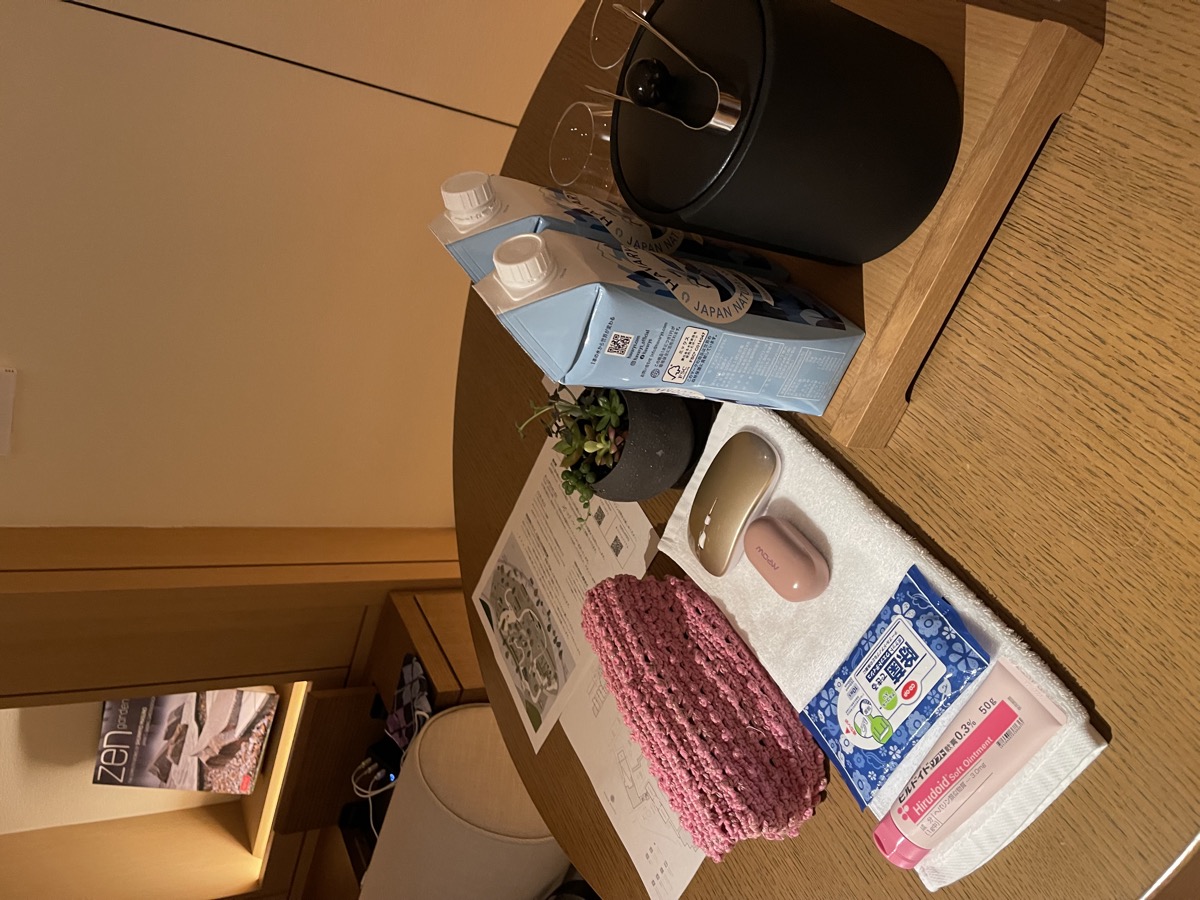 充電コードを整えてくれたテーブル