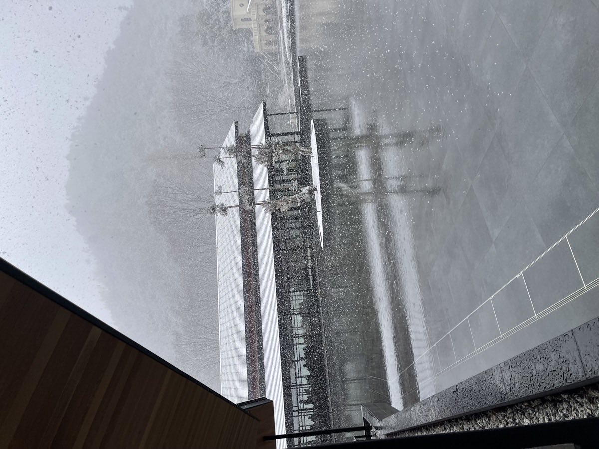 雪の中庭と建物